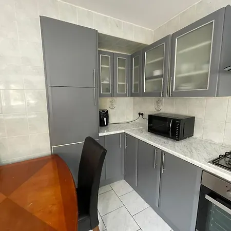 Lovely Spacious 3 Bedroom House With Sofa Bed, 30 Minutes From Central London